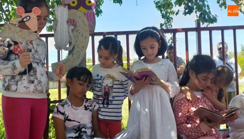Alumnas del CEIP Lazarillo de Tormes en el patio del colegio. Foto de Tomás Juárez