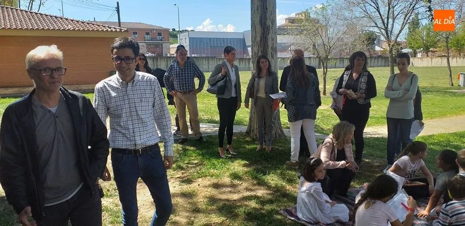 Foto 9 - Entra&ntilde;able lectura continuada de &lsquo;El Lazarillo de Tormes&rsquo; en el CEIP del mismo nombre