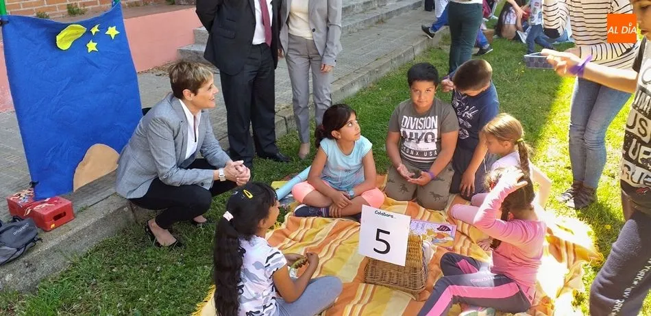 Foto 7 - Entra&ntilde;able lectura continuada de &lsquo;El Lazarillo de Tormes&rsquo; en el CEIP del mismo nombre
