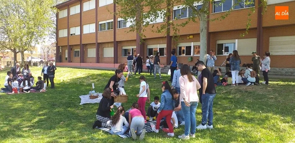 Foto 2 - Entra&ntilde;able lectura continuada de &lsquo;El Lazarillo de Tormes&rsquo; en el CEIP del mismo nombre