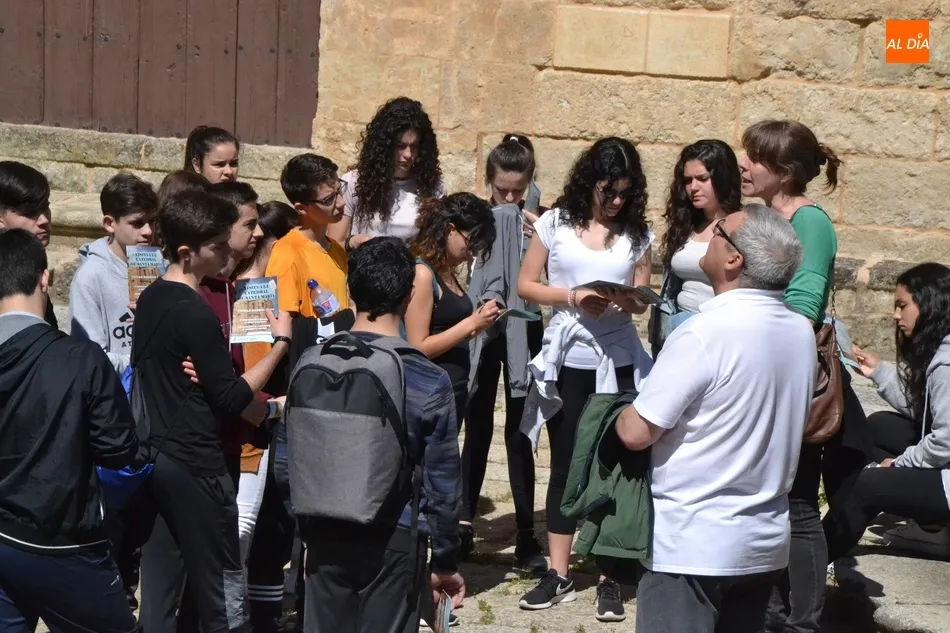 Foto 2 - Alumnos de 4&ordm; de la ESO del IES Fray Diego Tadeo conocen mejor la Catedral  