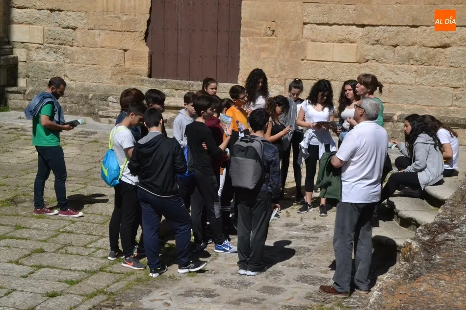 Foto 3 - Alumnos de 4&ordm; de la ESO del IES Fray Diego Tadeo conocen mejor la Catedral  