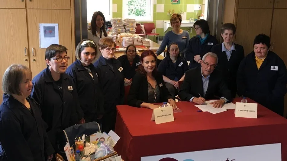 El convenio lo han ratificado el Director de Marketing de GADISA, Antonio Cortés Lobato, y la Directora Gerente del centro, Inmaculada Segarra