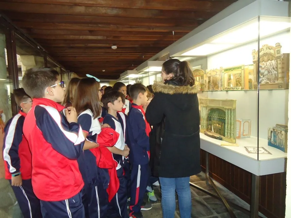 Foto 7 - Alumnos de Primaria del Colegio Padres Trinitarios visitan la Filmoteca  