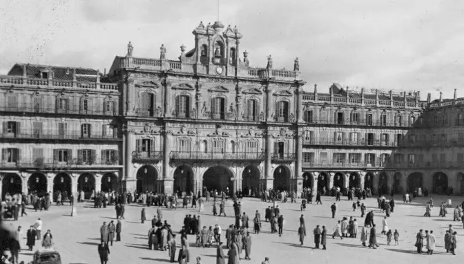 Foto 4 - La pavimentaci&oacute;n de la Plaza Mayor en 1954