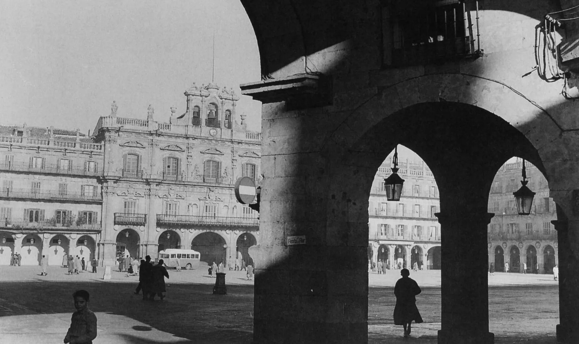 Foto 3 - La pavimentaci&oacute;n de la Plaza Mayor en 1954
