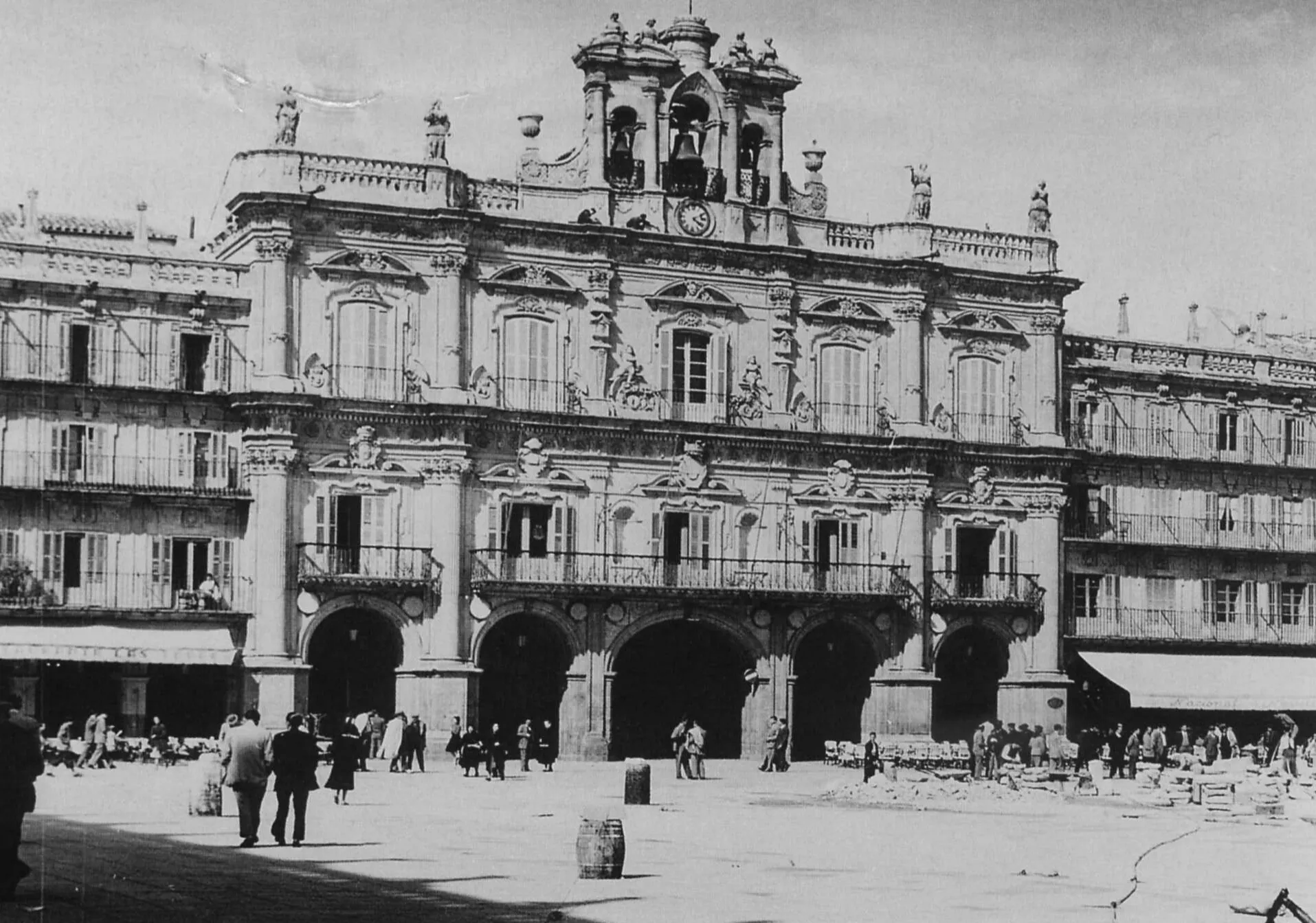 La pavimentación de la Plaza Mayor en 1954