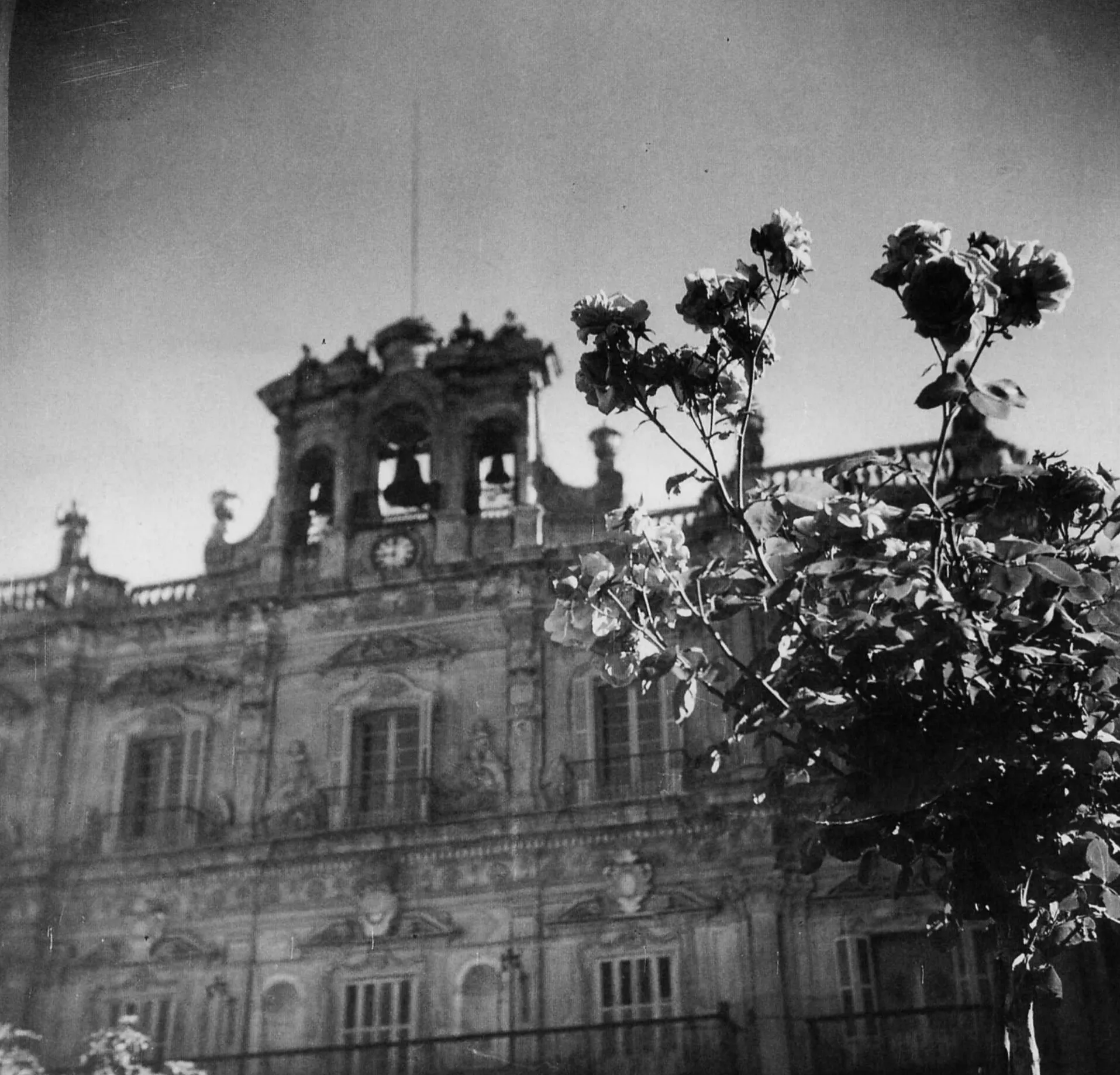 Foto 2 - La pavimentaci&oacute;n de la Plaza Mayor en 1954