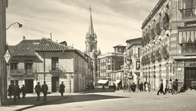 La calle Toro y la iglesia de San Juan de Sahagún