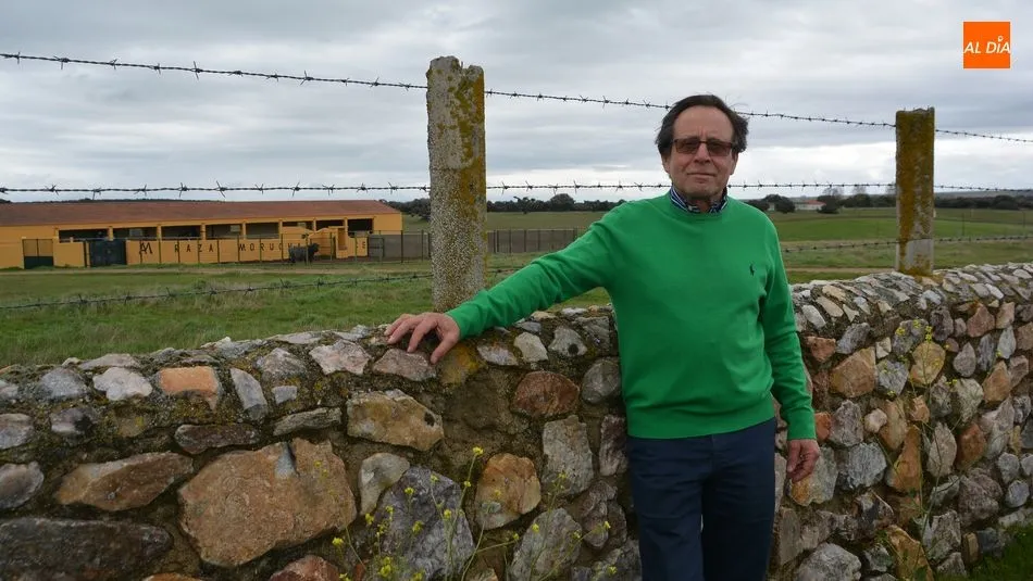 El ganadero Juan Luis Martín Sevillano, presidente de la Asociación 19 de Abril, en la finca Castro Enríquez. Fotos: Lydia González
