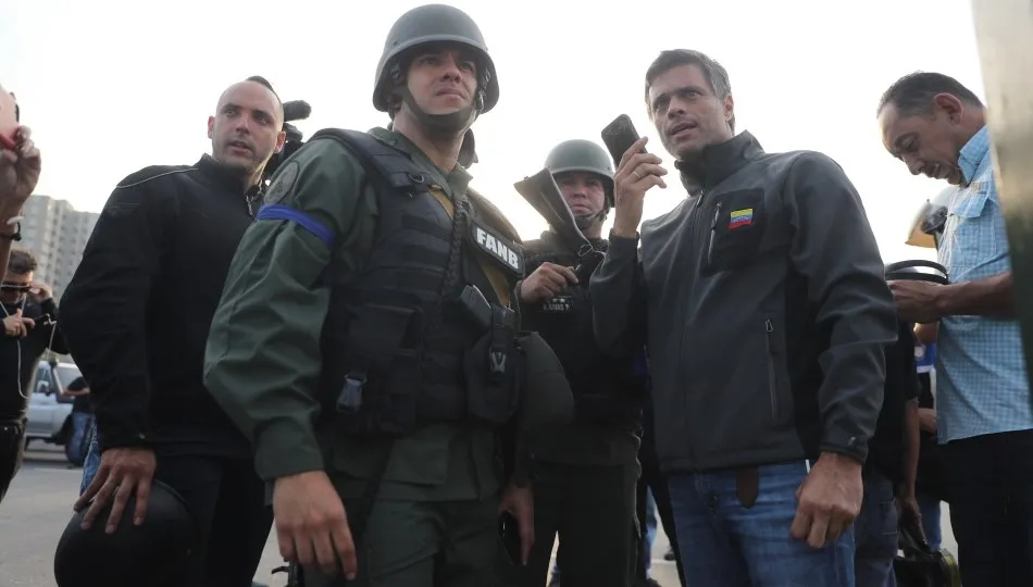El opositor venezolano Leopoldo López habla por un celular desde la base militar de La Carlota, donde fue trasladado este martes tras ser liberado por militares afines. EFE