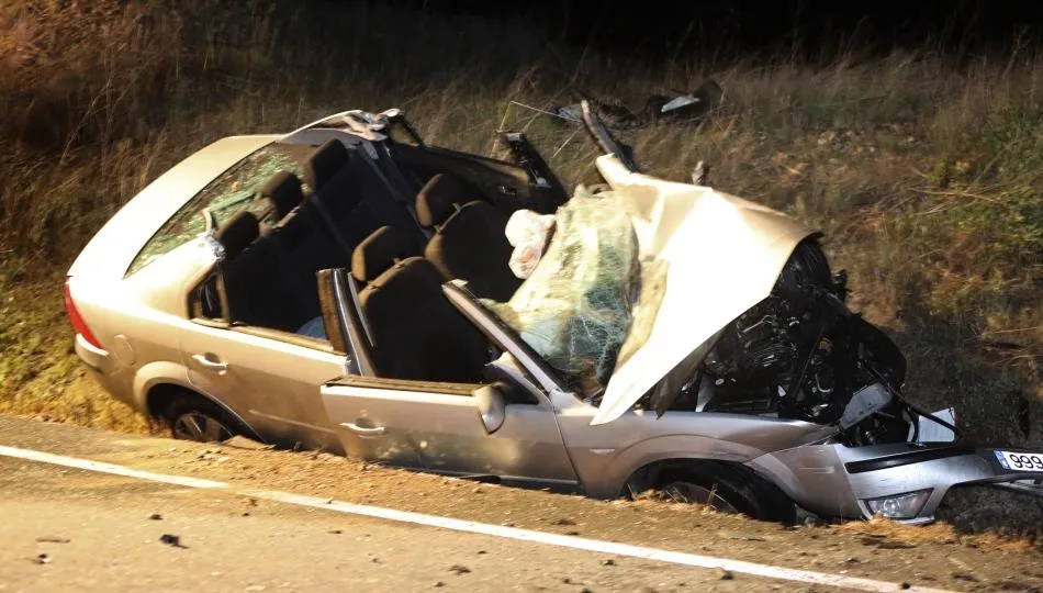 Estado de uno de los vehículos implicados en el siniestro de Doñinos de Salamanca. Foto de EFE