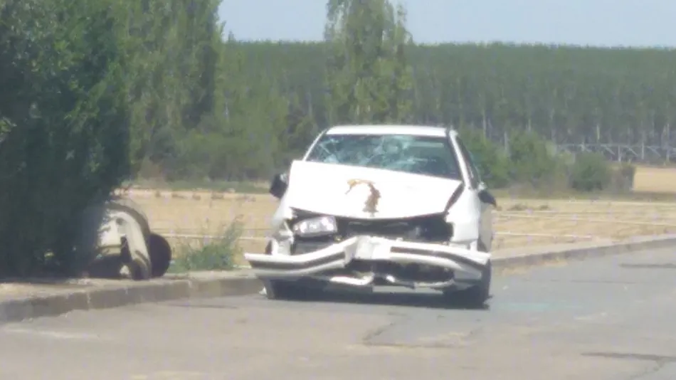 Foto 3 - Quejas en Villamayor porque no han retirado un coche accidentado hace mes y medio