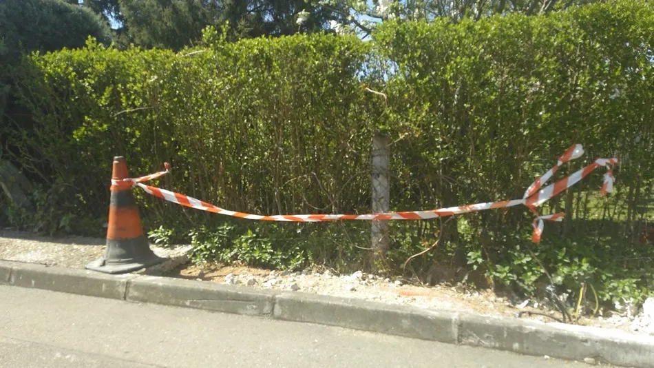 Foto 2 - Quejas en Villamayor porque no han retirado un coche accidentado hace mes y medio