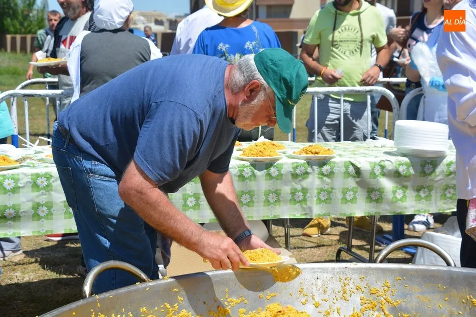 Foto 10 - Los vecinos de San Jos&eacute; culminan sus celebraciones con una paellada popular