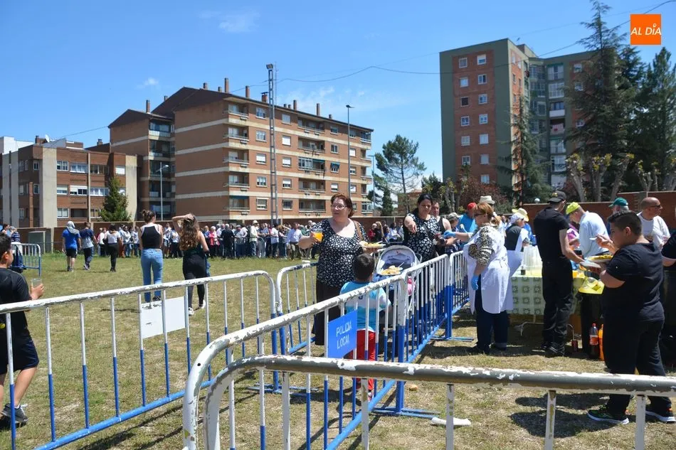 Foto 9 - Los vecinos de San Jos&eacute; culminan sus celebraciones con una paellada popular
