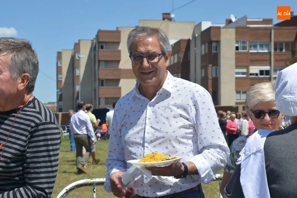 Foto 3 - Los vecinos de San Jos&eacute; culminan sus celebraciones con una paellada popular