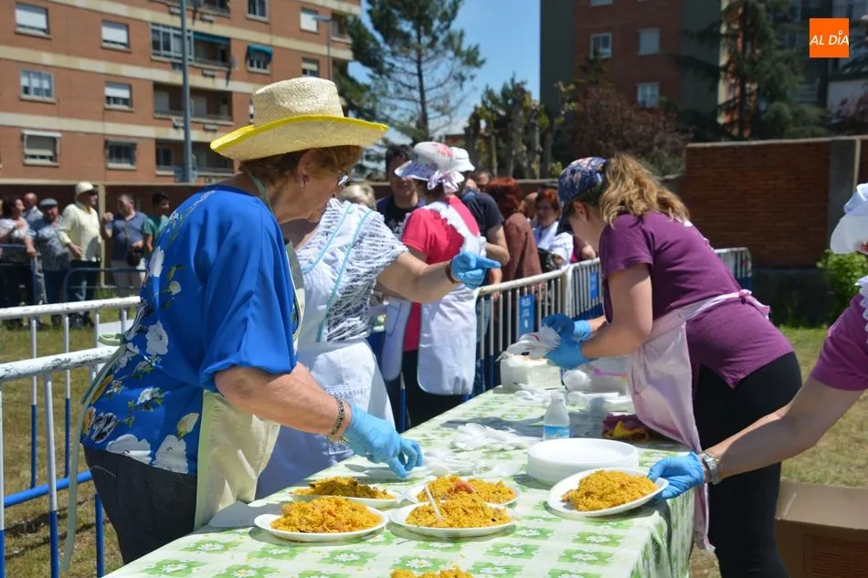 Foto 2 - Los vecinos de San Jos&eacute; culminan sus celebraciones con una paellada popular