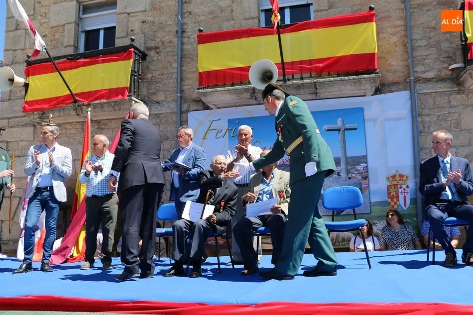 Foto 11 - Barruecopardo distingue a Jos&eacute; del Br&iacute;o, Luis Casero e Ignacio Hern&aacute;ndez en una concurrida Feria ...