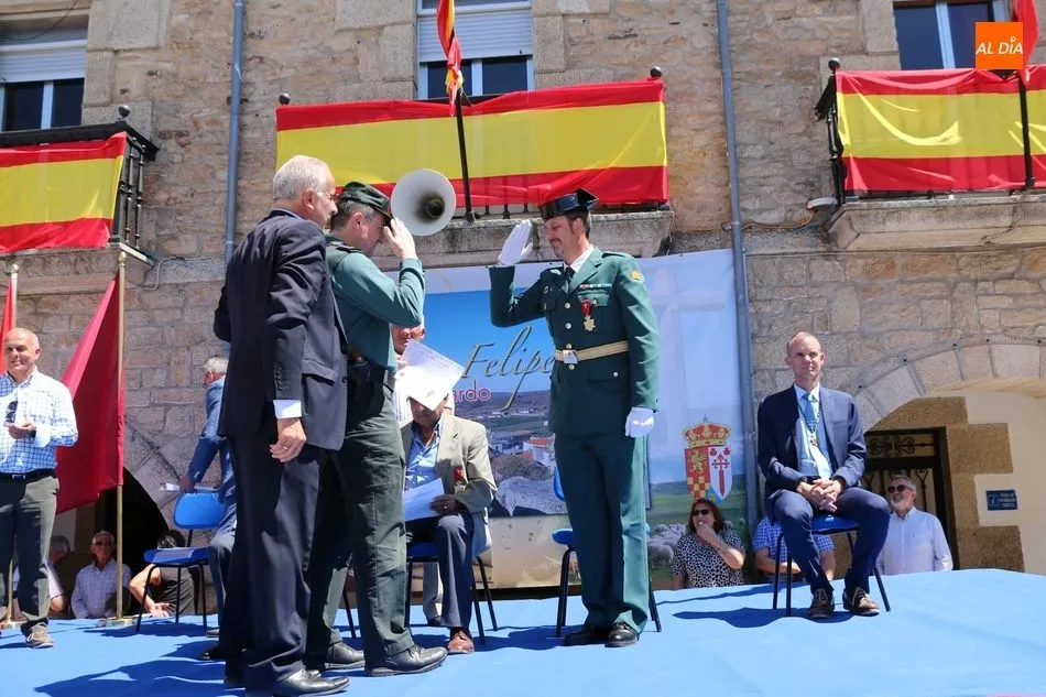 Foto 10 - Barruecopardo distingue a Jos&eacute; del Br&iacute;o, Luis Casero e Ignacio Hern&aacute;ndez en una concurrida Feria ...