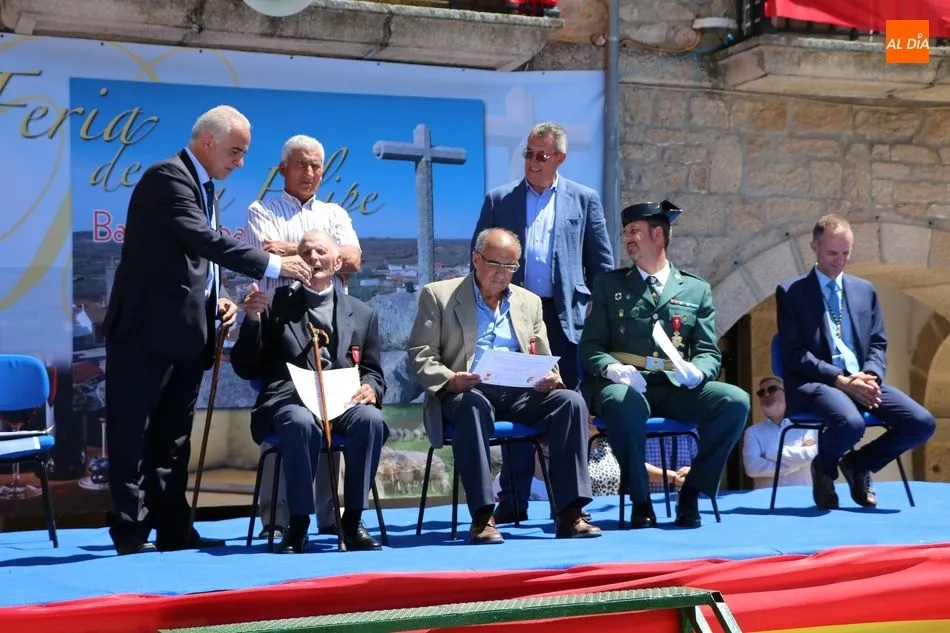 Foto 7 - Barruecopardo distingue a Jos&eacute; del Br&iacute;o, Luis Casero e Ignacio Hern&aacute;ndez en una concurrida Feria ...