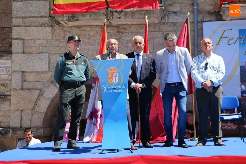 Foto 6 - Barruecopardo distingue a Jos&eacute; del Br&iacute;o, Luis Casero e Ignacio Hern&aacute;ndez en una concurrida Feria ...