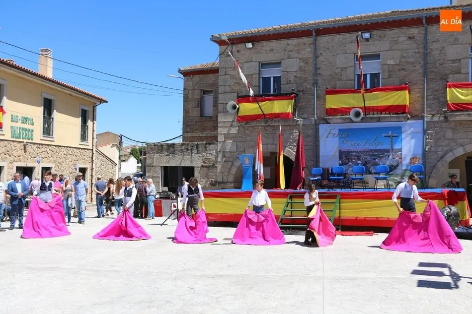 Foto 4 - Barruecopardo distingue a Jos&eacute; del Br&iacute;o, Luis Casero e Ignacio Hern&aacute;ndez en una concurrida Feria ...