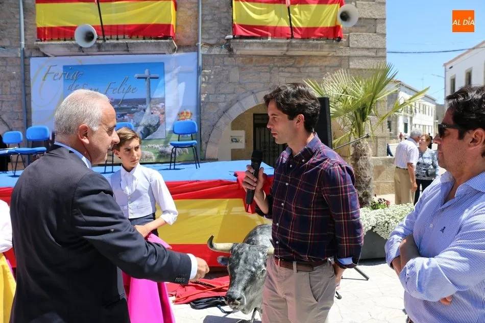 Foto 3 - Barruecopardo distingue a Jos&eacute; del Br&iacute;o, Luis Casero e Ignacio Hern&aacute;ndez en una concurrida Feria ...