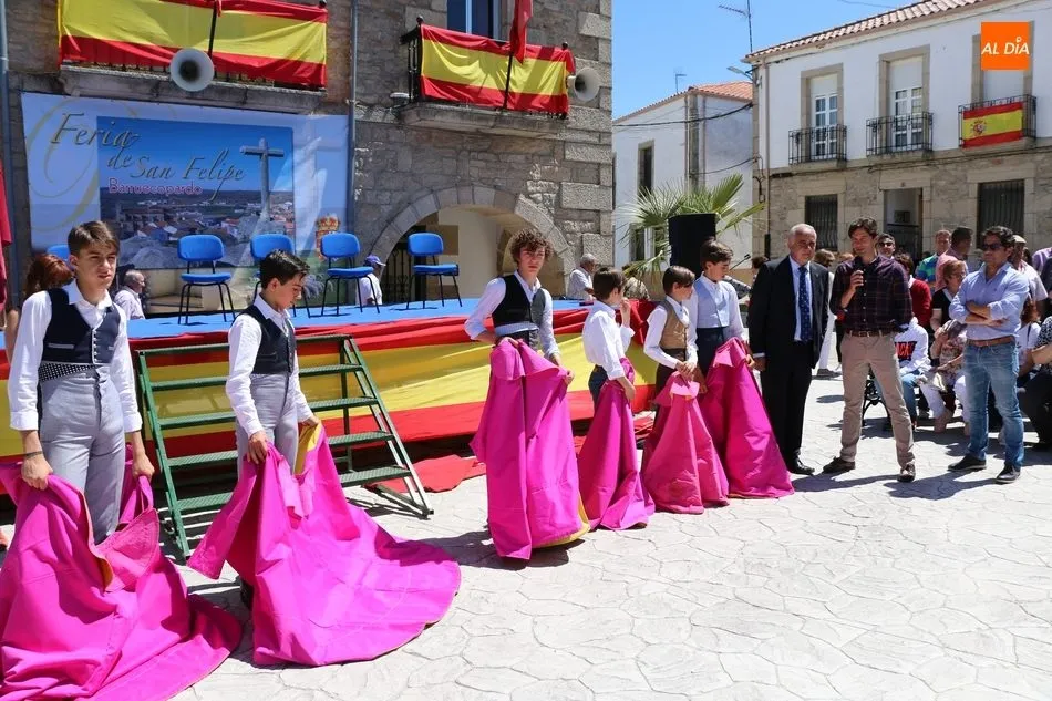Foto 2 - Barruecopardo distingue a Jos&eacute; del Br&iacute;o, Luis Casero e Ignacio Hern&aacute;ndez en una concurrida Feria ...