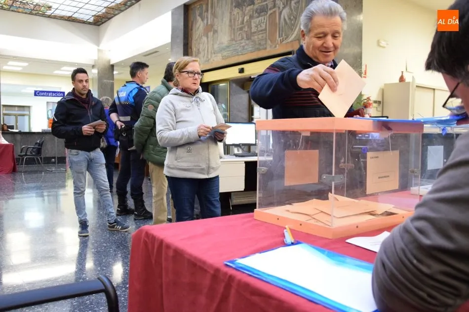 Imagen de salmantinos votando en uno de los colegios electorales de la capital