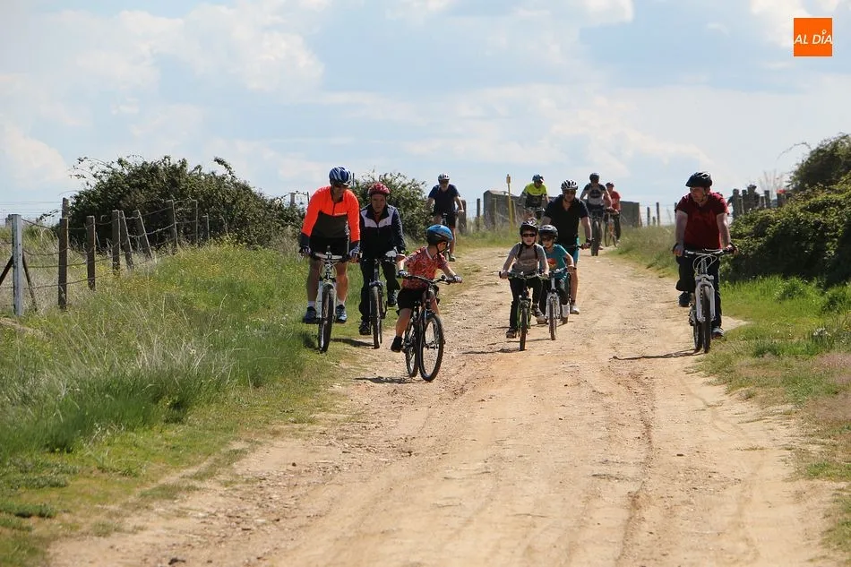 Foto 11 - Los vecinos de la villa disfrutan un a&ntilde;o m&aacute;s del d&iacute;a de la bici