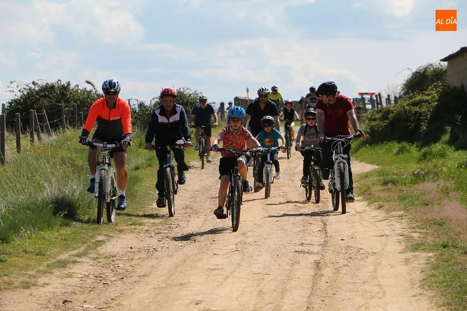 Foto 10 - Los vecinos de la villa disfrutan un a&ntilde;o m&aacute;s del d&iacute;a de la bici