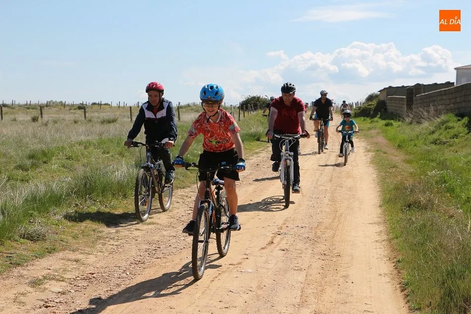 Foto 9 - Los vecinos de la villa disfrutan un a&ntilde;o m&aacute;s del d&iacute;a de la bici