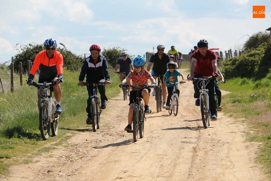 Foto 8 - Los vecinos de la villa disfrutan un a&ntilde;o m&aacute;s del d&iacute;a de la bici