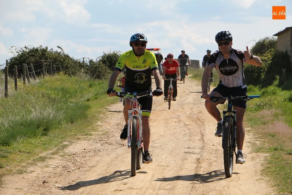 Foto 6 - Los vecinos de la villa disfrutan un a&ntilde;o m&aacute;s del d&iacute;a de la bici