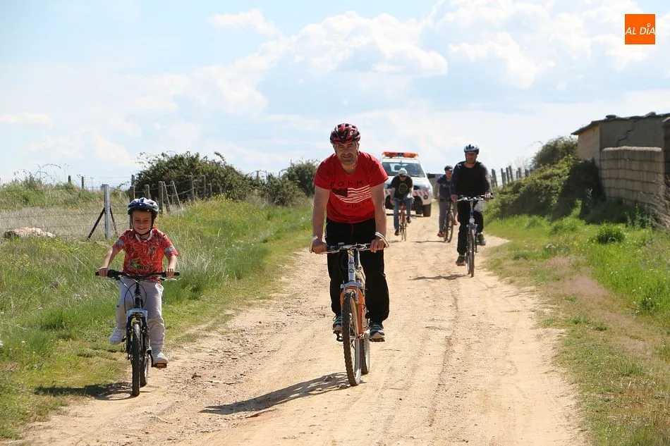 Foto 5 - Los vecinos de la villa disfrutan un a&ntilde;o m&aacute;s del d&iacute;a de la bici