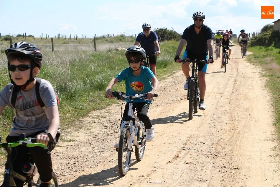 Foto 4 - Los vecinos de la villa disfrutan un a&ntilde;o m&aacute;s del d&iacute;a de la bici