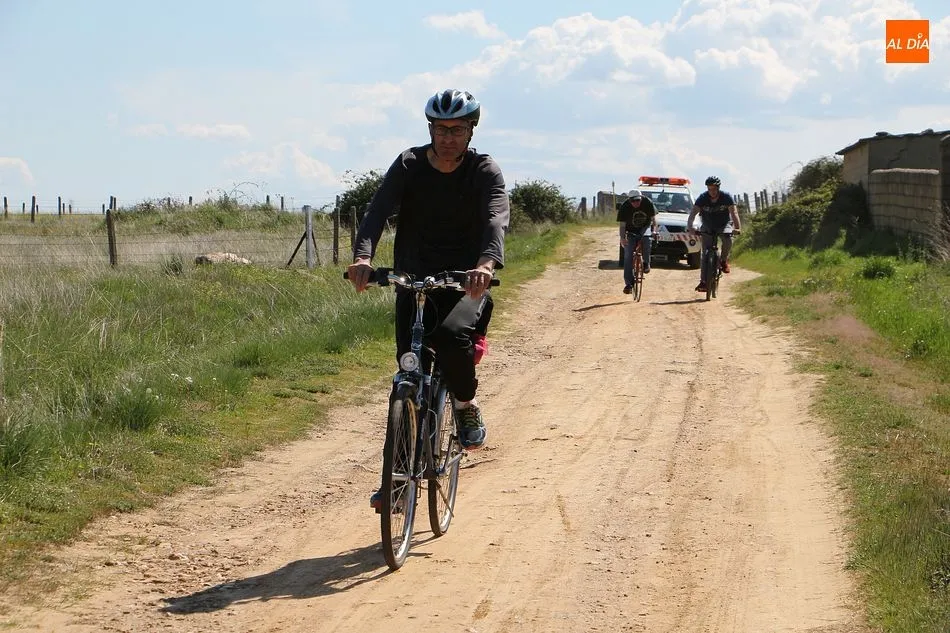 Foto 3 - Los vecinos de la villa disfrutan un a&ntilde;o m&aacute;s del d&iacute;a de la bici