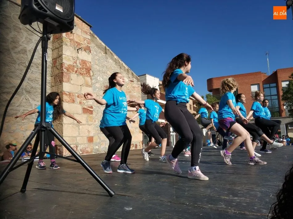 Foto 11 - El D&iacute;a de la Educaci&oacute;n F&iacute;sica en la Calle moviliza a m&aacute;s de 1.500 ni&ntilde;os y j&oacute;venes en Carbajosa