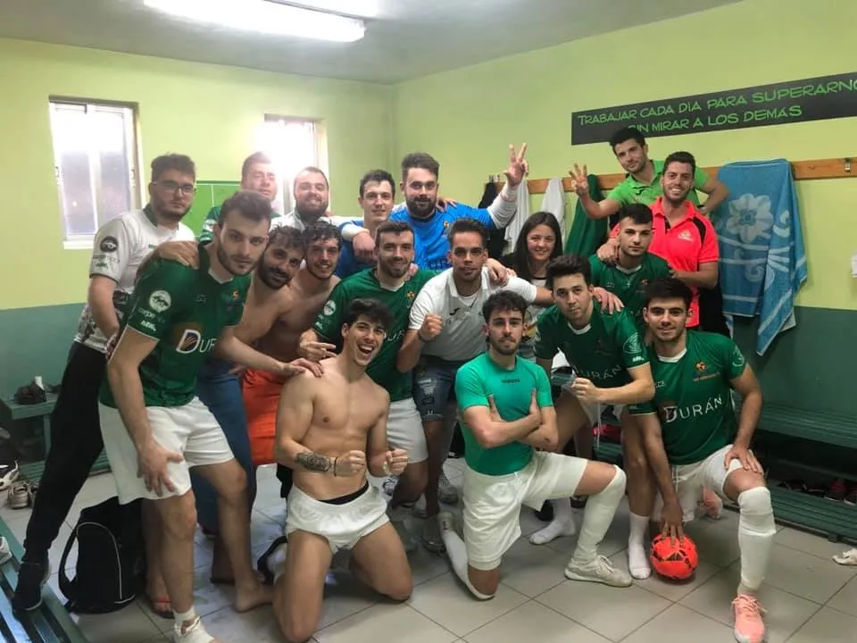 El Piensos Durán Albense celebra la victoria en el vestuario