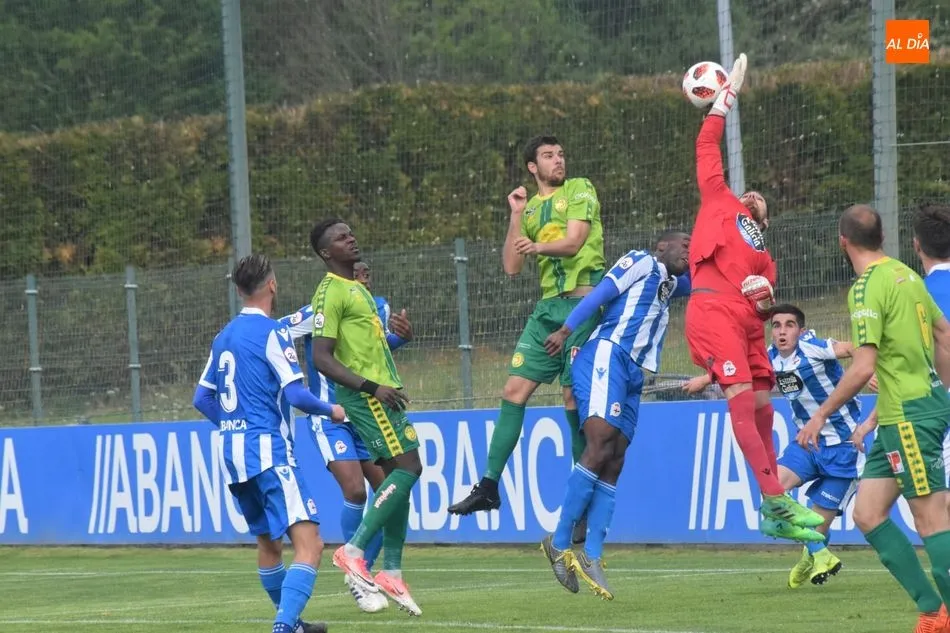 De la Nava intenta rematar de cabeza ante el Fabril / José Luis Cotobal