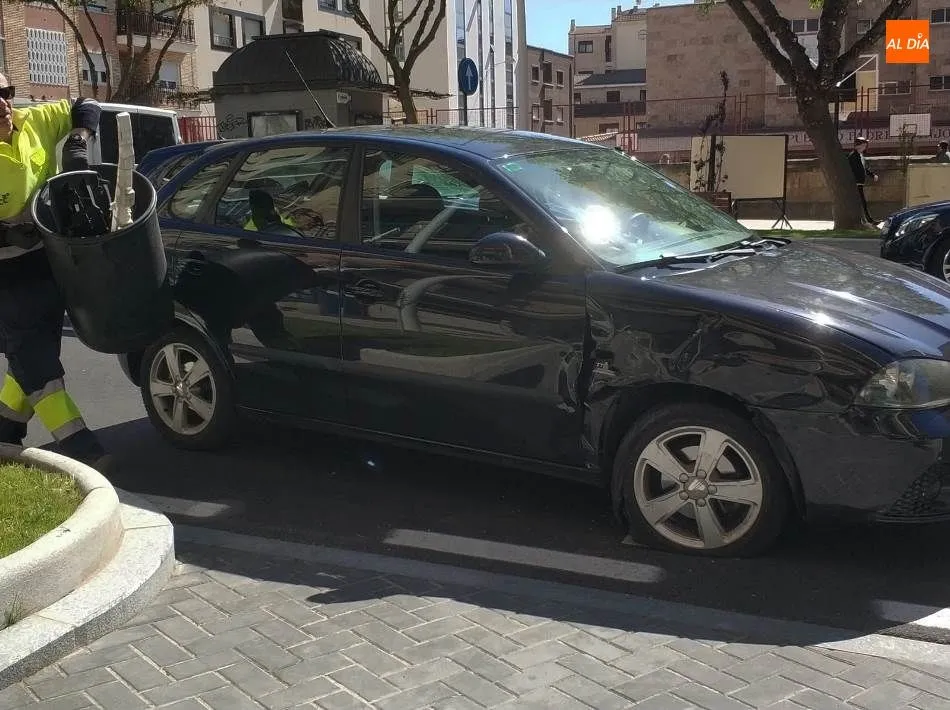 Foto 3 - Dos coches chocan en el paseo de Canalejas frente al colegio Padre Manj&oacute;n