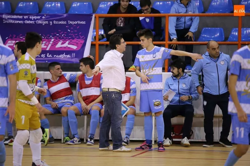 Tomás de Dios da instrucciones a uno de sus jugadores