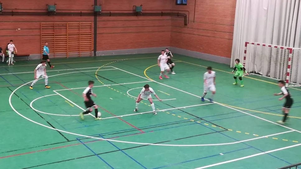 Foto 3 - [M 1 Mayo] El Alev&iacute;n Blanco del Ciudad Rodrigo juega con 6 en solidaridad con las bajas de su...