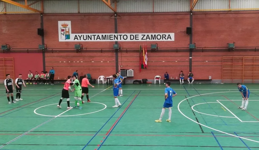 Foto 2 - [M 1 Mayo] El Alev&iacute;n Blanco del Ciudad Rodrigo juega con 6 en solidaridad con las bajas de su...