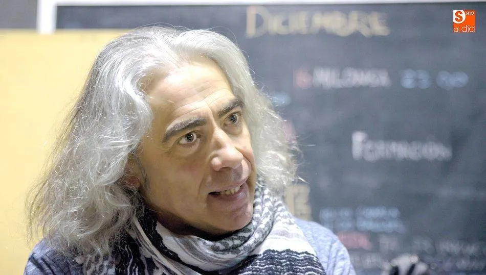 Josetxu Morán, uno de los artistas que colabora en esta iniciativa y miembro de la Asamblea de Apoyo a Personas Migrantes