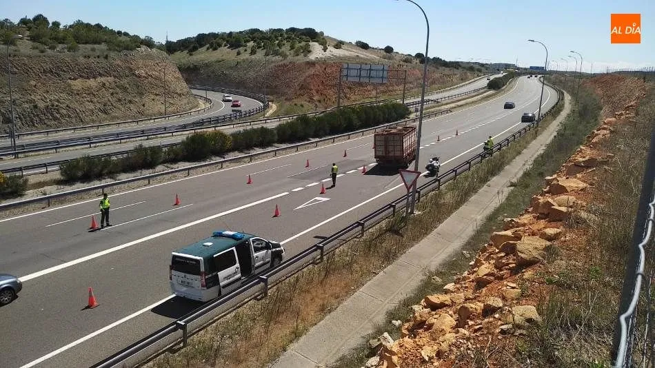 Foto 2 - Herido un motorista tras chocar con un cami&oacute;n en la A-62 a su paso por Villamayor