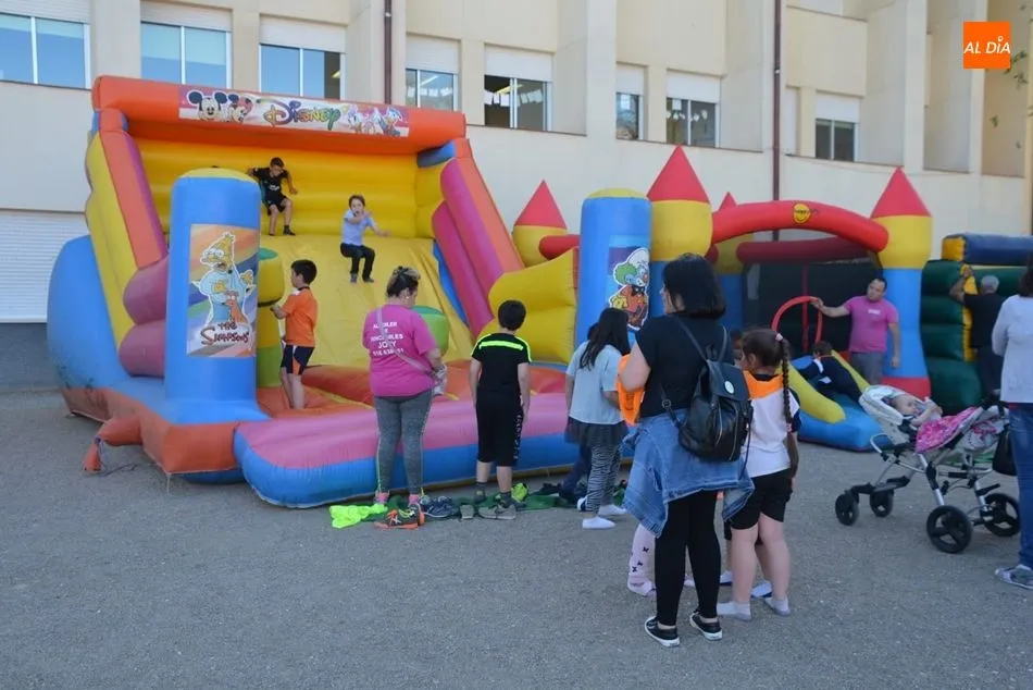 Hinchables en el Colegio Antonio Machado, dentro de las actividades de la jornada festiva.