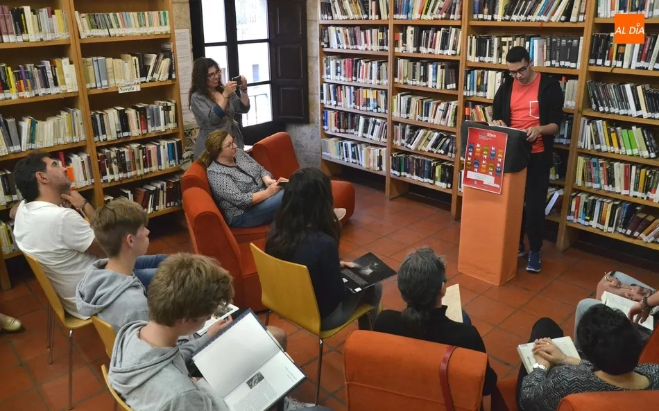 Una docena de personas participa en la lectura colectiva con motivo del Día del Libro  