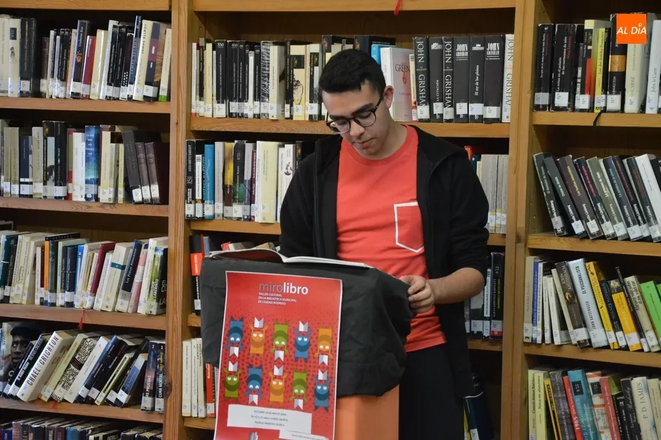 Foto 8 - Una docena de personas participa en la lectura colectiva con motivo del D&iacute;a del Libro  